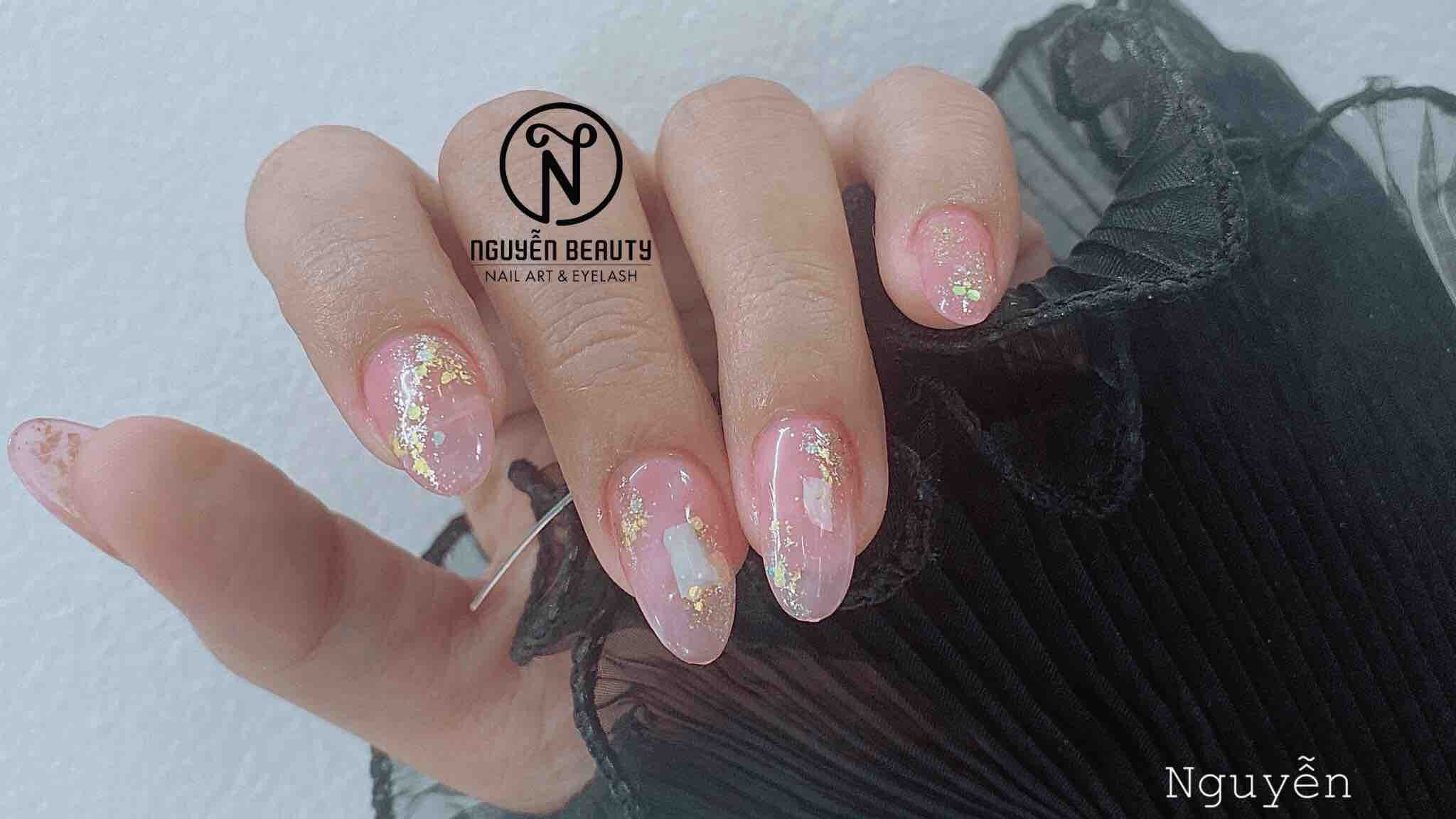 Bộ nail màu hồng pastel với họa tiết ánh kim và lớp phủ vàng lấp lánh