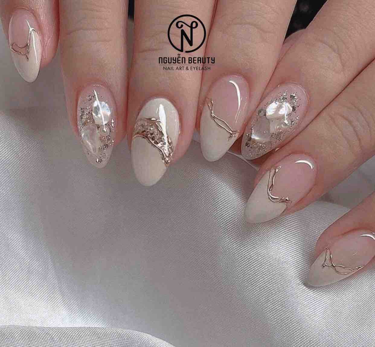 Bộ nail với màu trắng và hồng kết hợp