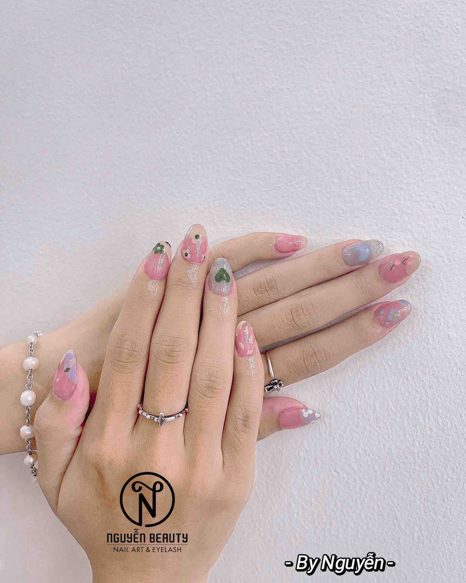 Bộ nail với màu hồng pastel với họa tiết hoa nhỏ