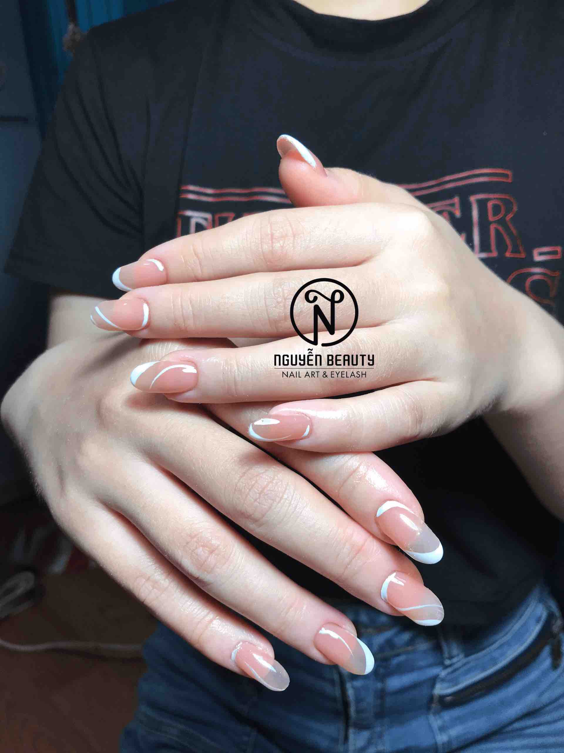 Bộ nail với kiểu sơn French đơn giản nhưng tinh tế