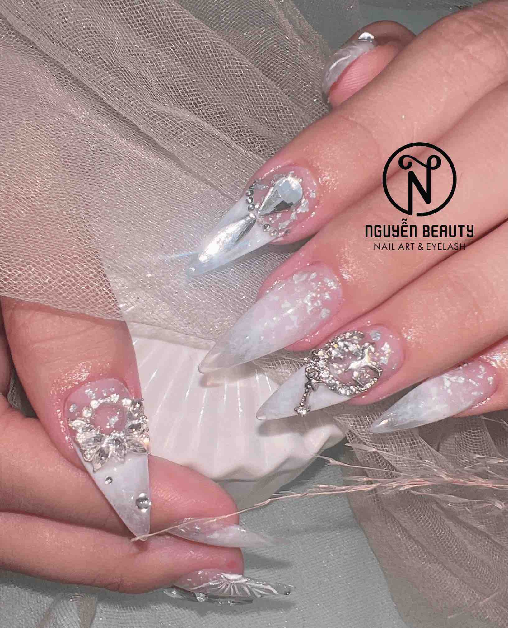 Thiết Kế Nail Trắng Tinh Khôi Với Phụ Kiện Lấp Lánh