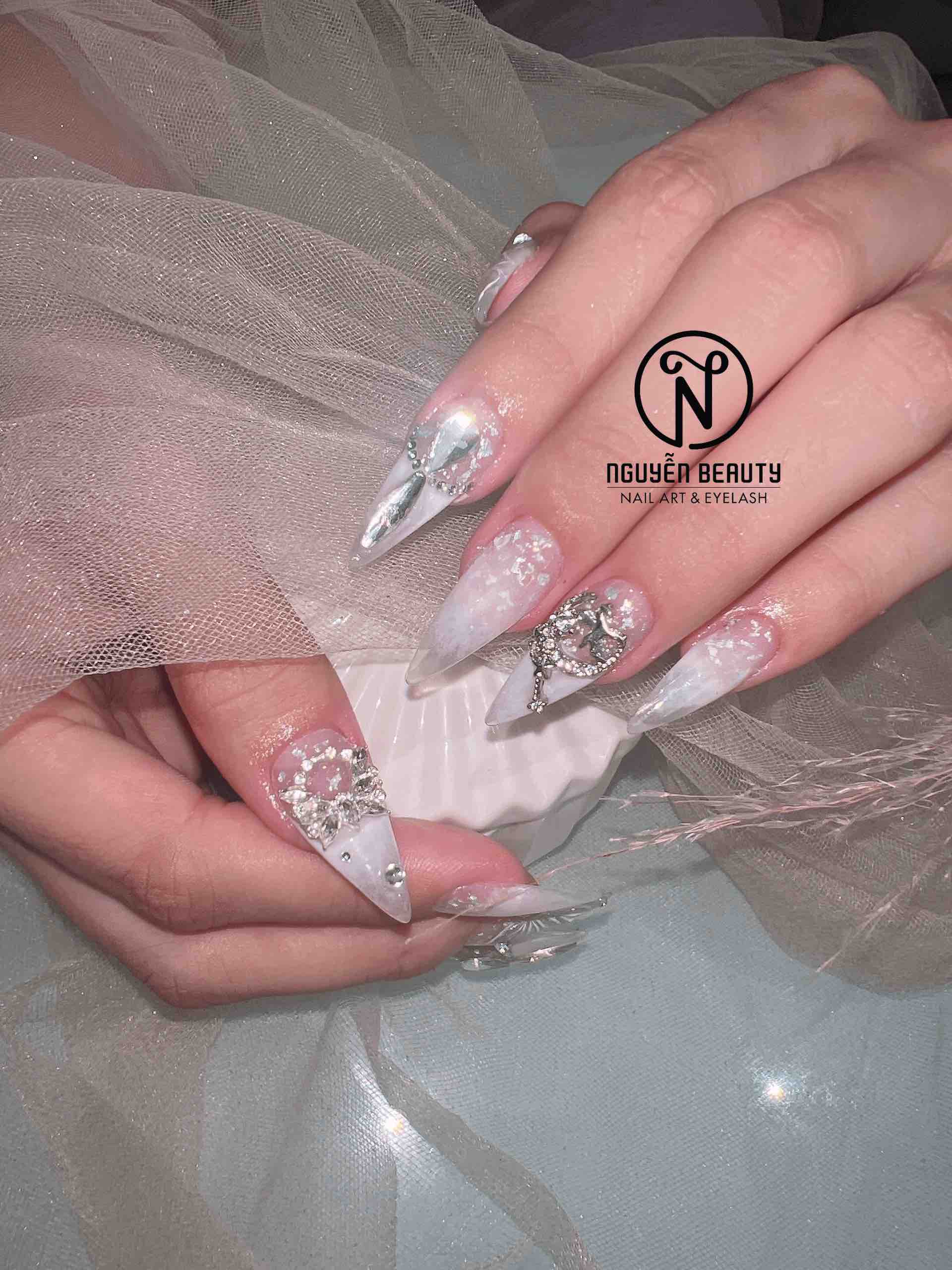 Bộ nail với màu trắng bạc và các chi tiết trang trí đá quý lấp lánh