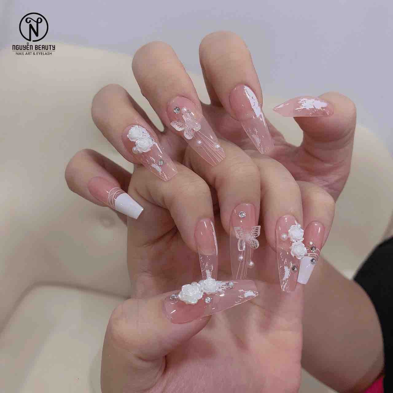 Thiết kế nail trắng với họa tiết hoa văn tinh tế