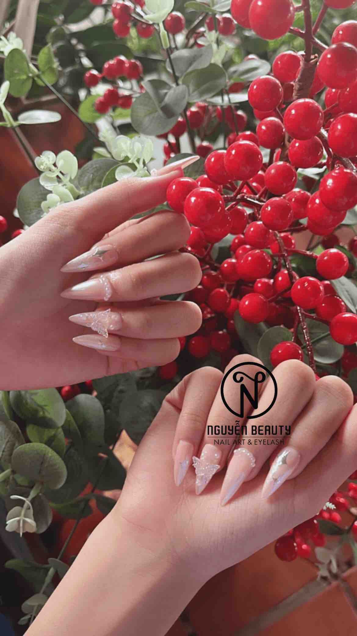 Bộ nail được thiết kế với màu nude và trang trí bằng những hạt đá nhỏ