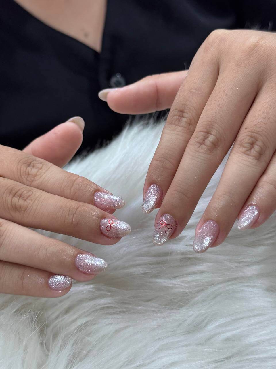 Nail ánh nhũ bạc viền nơ đỏ | Mẫu nail sang trọng tại Nguyễn Beauty