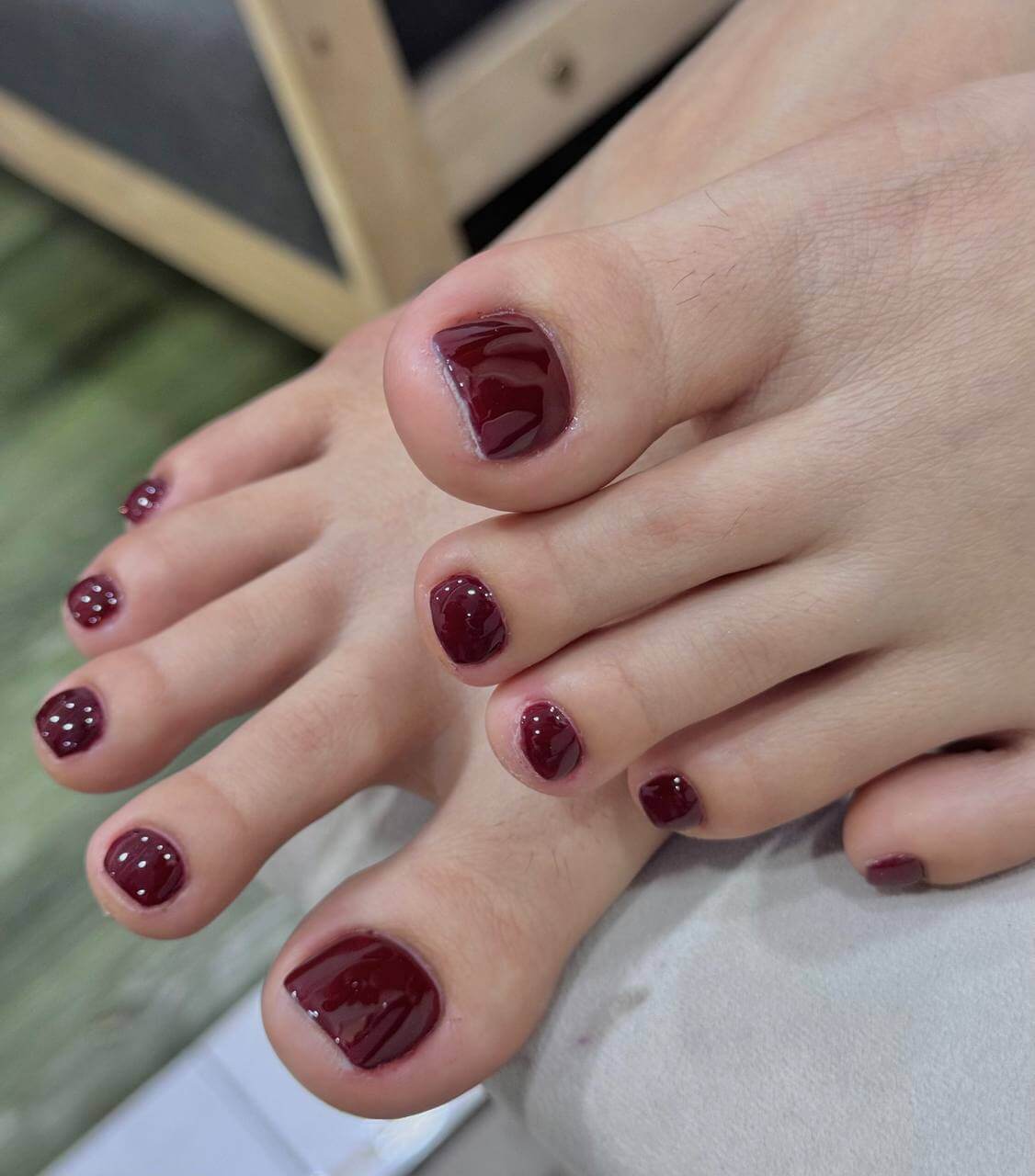 Mẫu Nail Chân Đỏ Rượu Vang – Sang Trọng, Quyến Rũ & Tôn Da