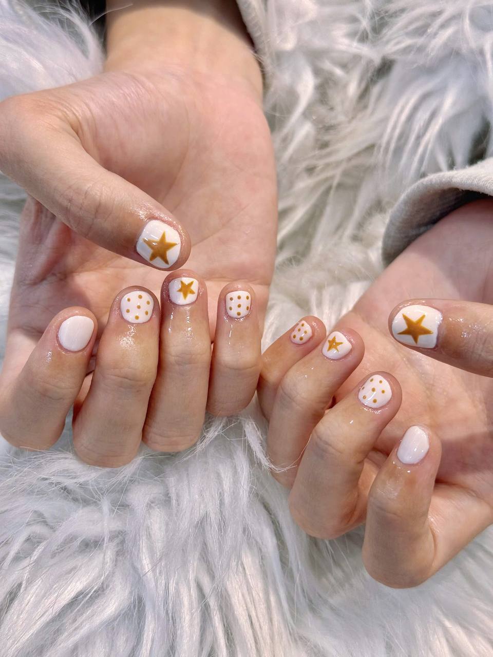 Mẫu Nail Trắng Vẽ Sao Vàng – Dễ Thương, Trẻ Trung & Nổi Bật