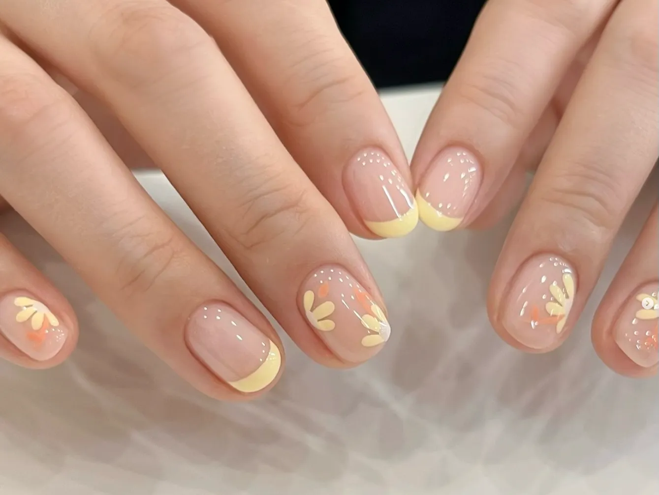 Nail hè năng động kết hợp cùng trang phục để tạo nên phong cách riêng