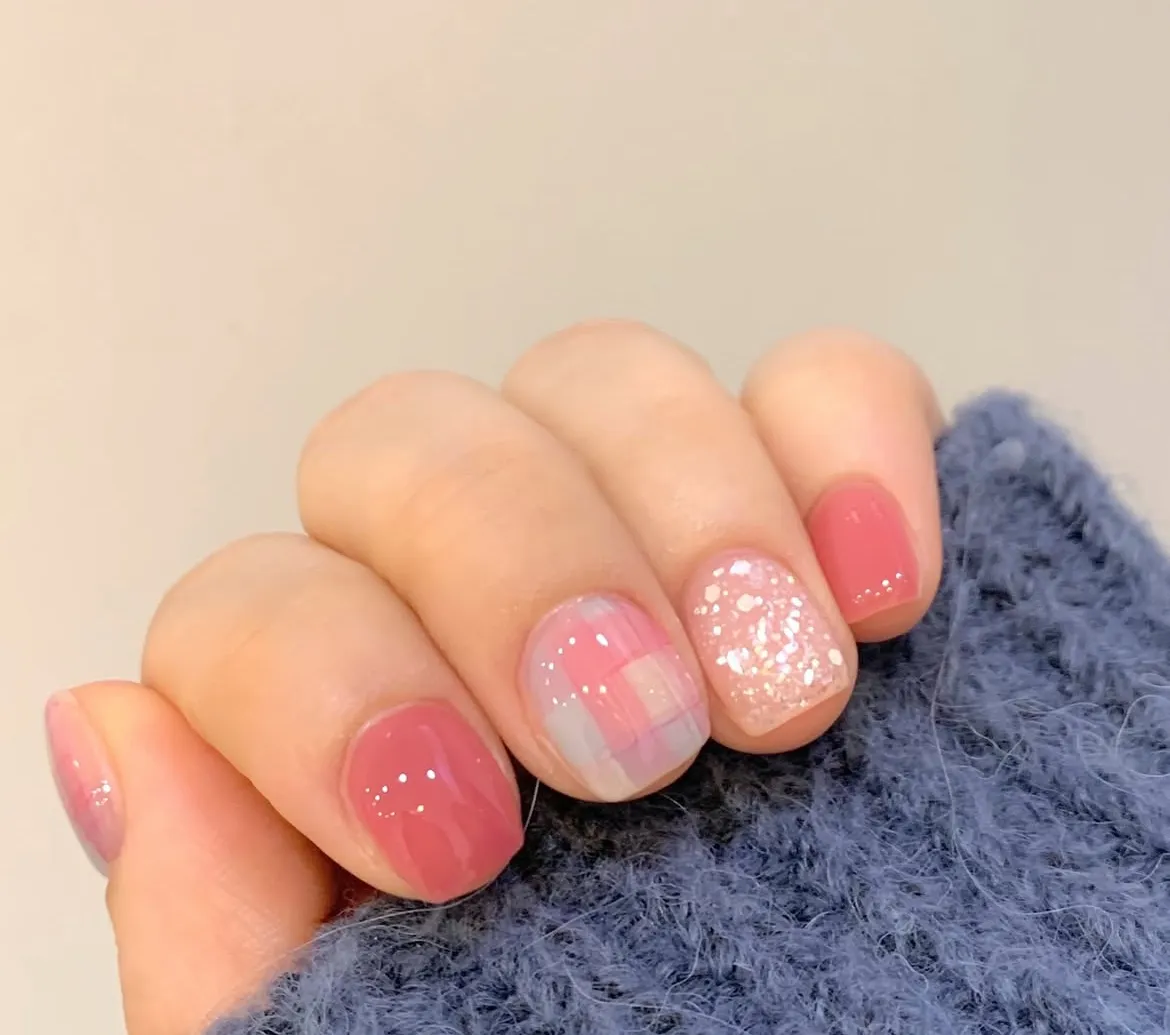 Nail hè nhũ lấp lánh thu hút mọi ánh nhìn