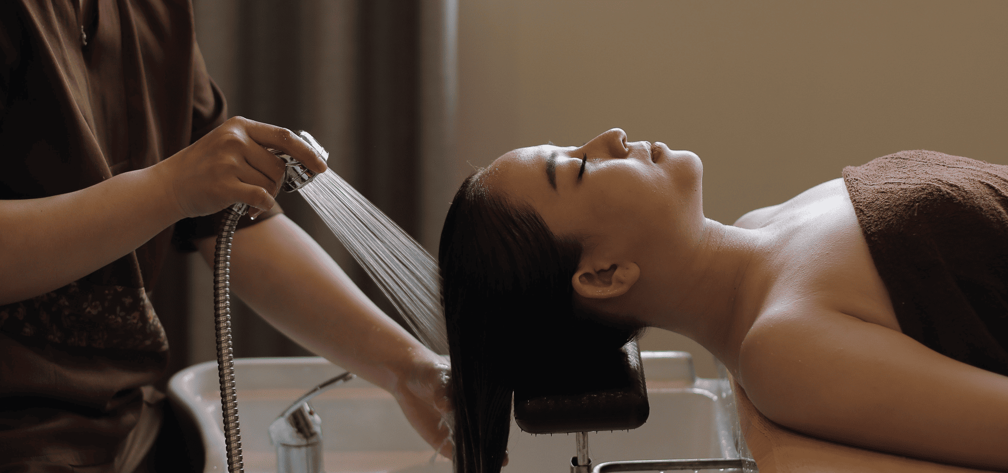 Trải nghiệm lợi ích gội đầu dưỡng sinh tuyệt vời tại Nguyen Beauty TPHCM.