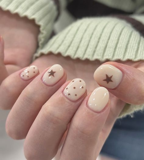 Nail chấm bi - hoạ tiết đơn giản cho mẫu nail tay