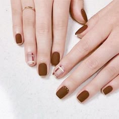 Mẫu nail kẻ sọc đơn giản