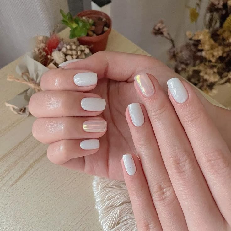 Sức hút của nail trắng đơn giản