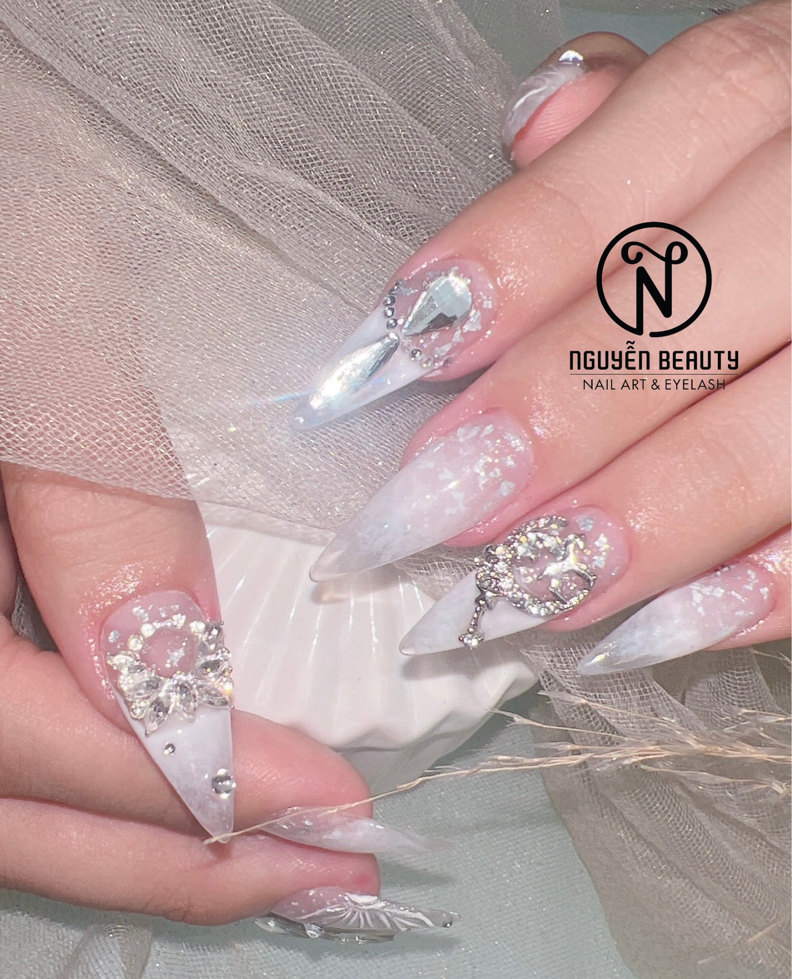 Mẫu nail đẹp cuối tuần sang trọng đính đá lấp lánh tại Nguyen Beauty.