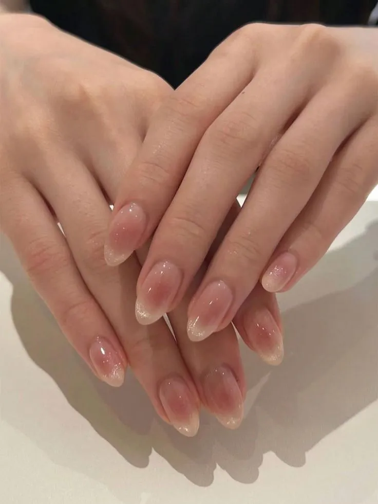 Móng tay màu nude tông ấm tôn lên vẻ đẹp tự nhiên của da ngăm.