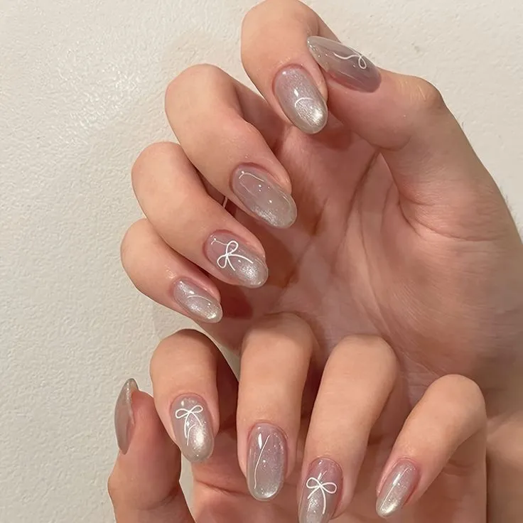 Móng tay hiệu ứng ánh kim (metallic) thời thượng trên nền da ngăm