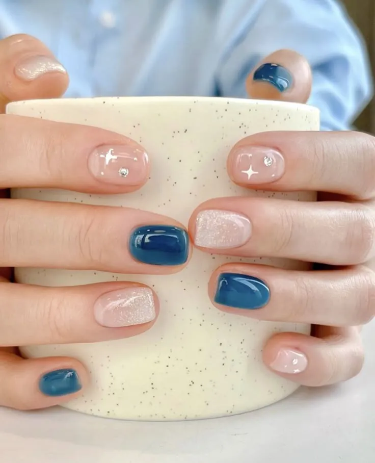 Tạo điểm nhấn cho ngón tay với đá hoặc họa tiết trên nail ngắn