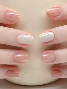 Mẫu nail móng ngắn thanh lịch với màu nude và họa tiết đơn giản