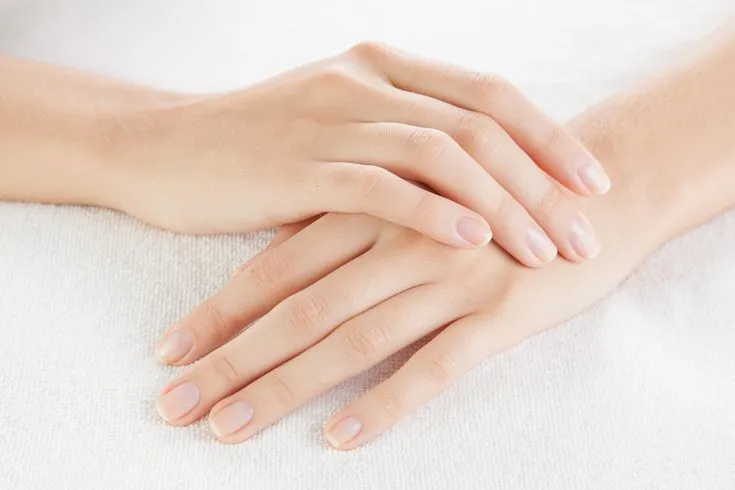 Chăm Sóc Móng Yếu: 7 Cách Khắc Phục Móng Gãy Rụng & Bí Quyết Móng Khỏe