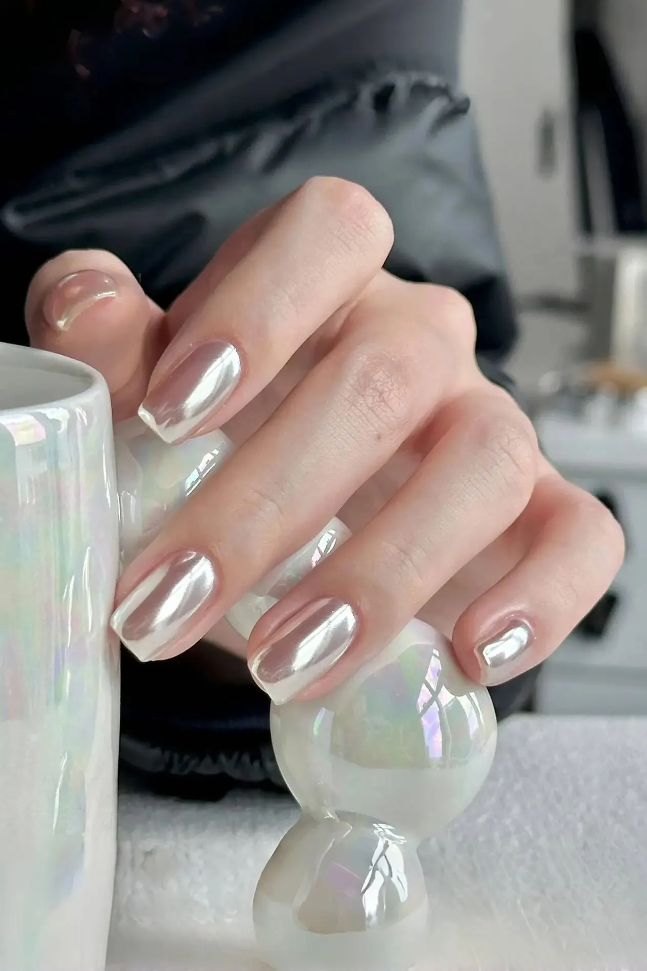 Kiểu nail hot 2025 - Mẫu nail tráng gương chrome thời thượng tại Nguyen Beauty.