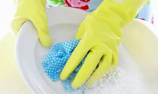 Mẹo giữ nail gel bền lâu - Đeo găng tay bảo vệ móng khi tiếp xúc hóa chất