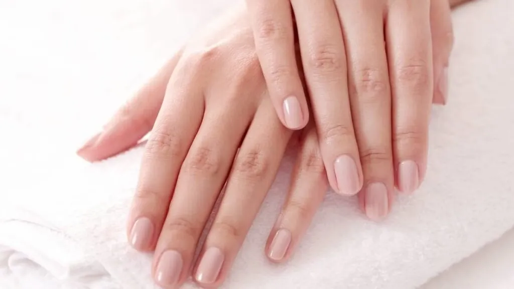 Mẹo giữ nail bền màu - Lớp sơn gel nude vẫn tươi tắn sau nhiều tuần