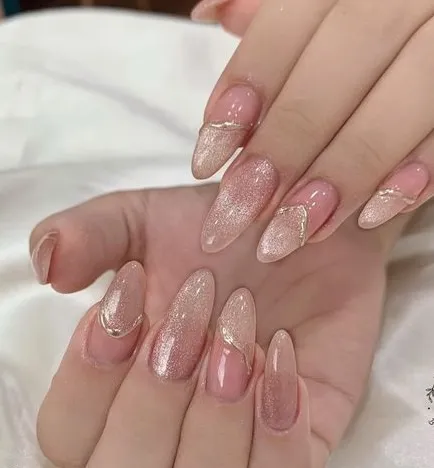 Mẫu nail đơn giản với điểm nhấn đầu móng ánh kim sang trọng tại NguyenBeauty