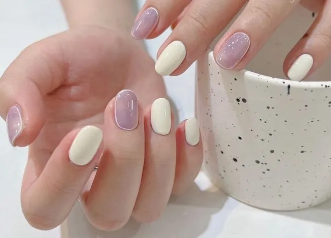 Mẫu nail pastel nhẹ nhàng kết hợp nhũ tinh tế tại NguyenBeauty