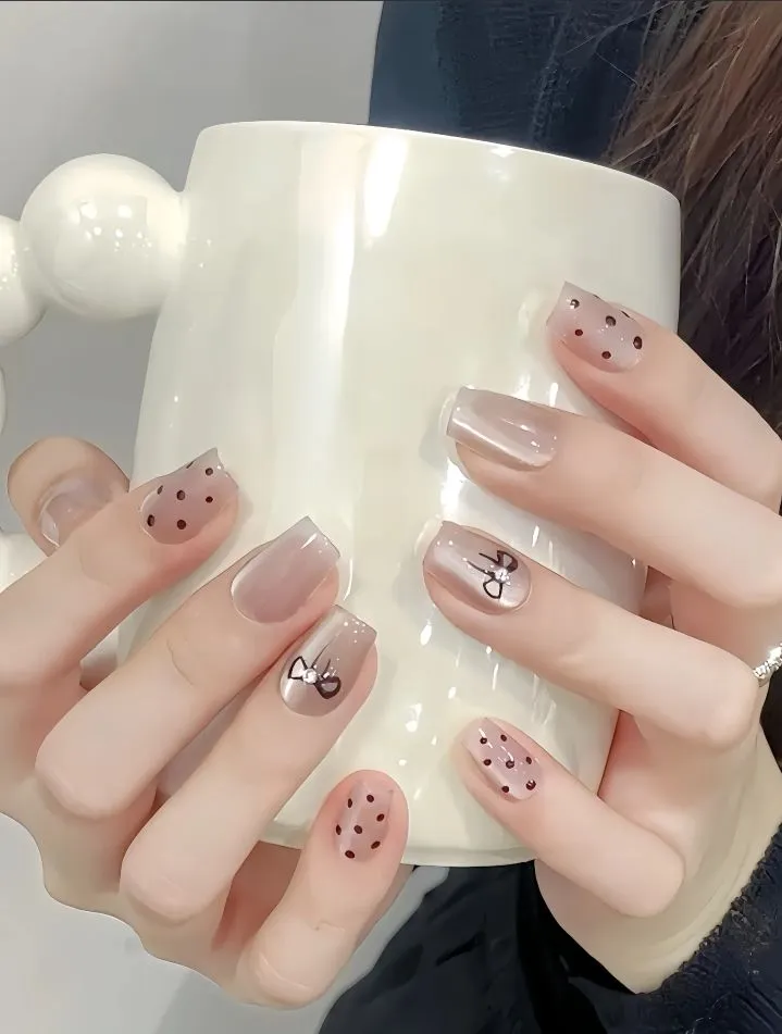 Mẫu nail đơn giản với họa tiết chấm bi nhỏ xinh xắn tại NguyenBeauty