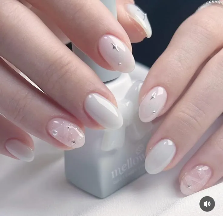Các mẫu nail đơn giản được điểm xuyết bằng đá nhỏ xinh, sang trọng tại NguyenBeauty