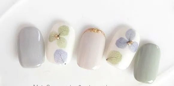 Mẫu nail đơn giản với điểm nhấn hoa khô ép tự nhiên tại NguyenBeauty