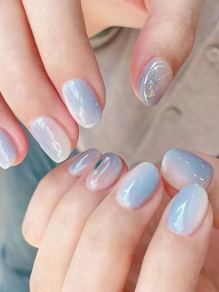 Nail ombre xanh dương trắng, hiệu ứng đại dương trên móng tay