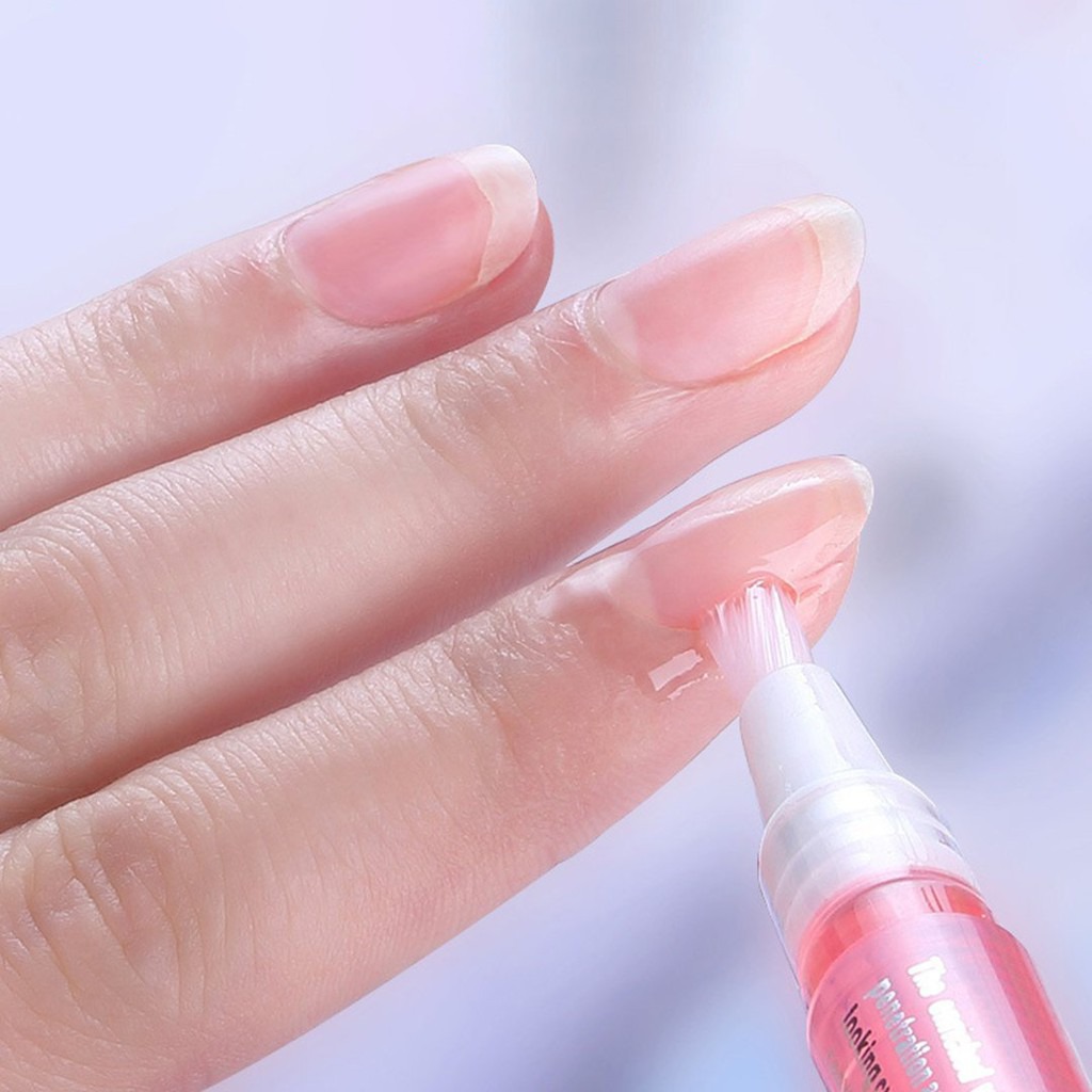 Chăm sóc móng gel đúng cách - Thoa dầu dưỡng ẩm cuticle để giữ móng khỏe mạnh