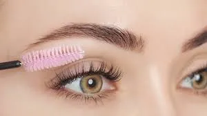 Cách giữ mi nối bền: Chải mi hàng ngày bằng cọ spoolie sạch
