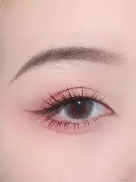 Kỹ thuật viên NguyenBeauty thực hiện nối mi tự nhiên tỉ mỉ cho khách hàng