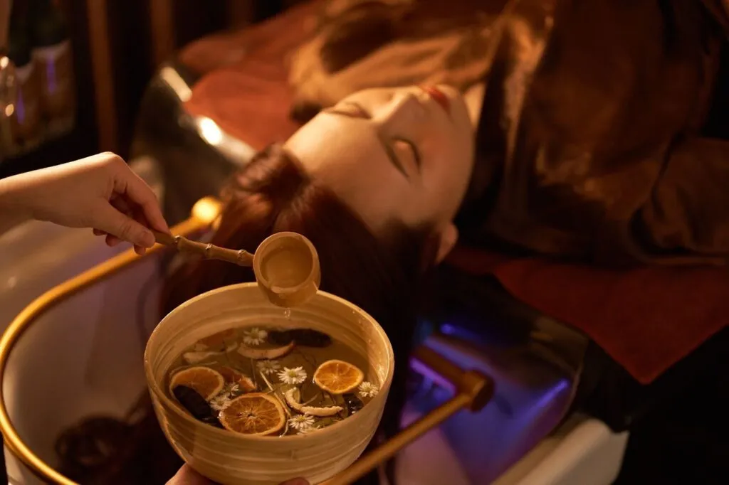 Kỹ thuật viên chuyên nghiệp massage đầu thư giãn trong liệu trình gội đầu dưỡng sinh