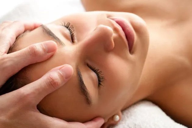 Tác dụng gội đầu dưỡng sinh: Massage cổ vai gáy giúp cải thiện tuần hoàn, giảm đau mỏi.
